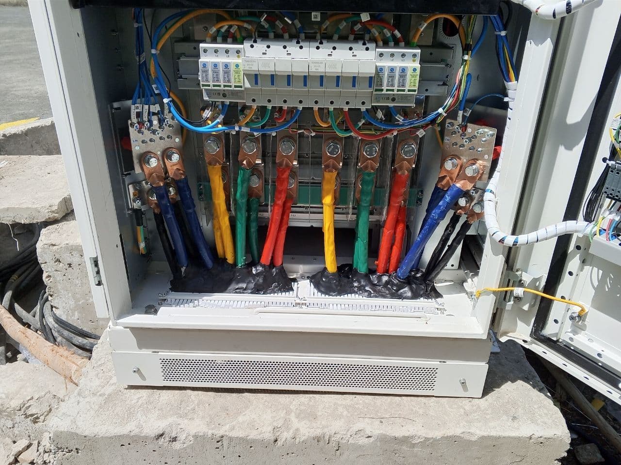 Distribution cabinet - phase wiring and busbars