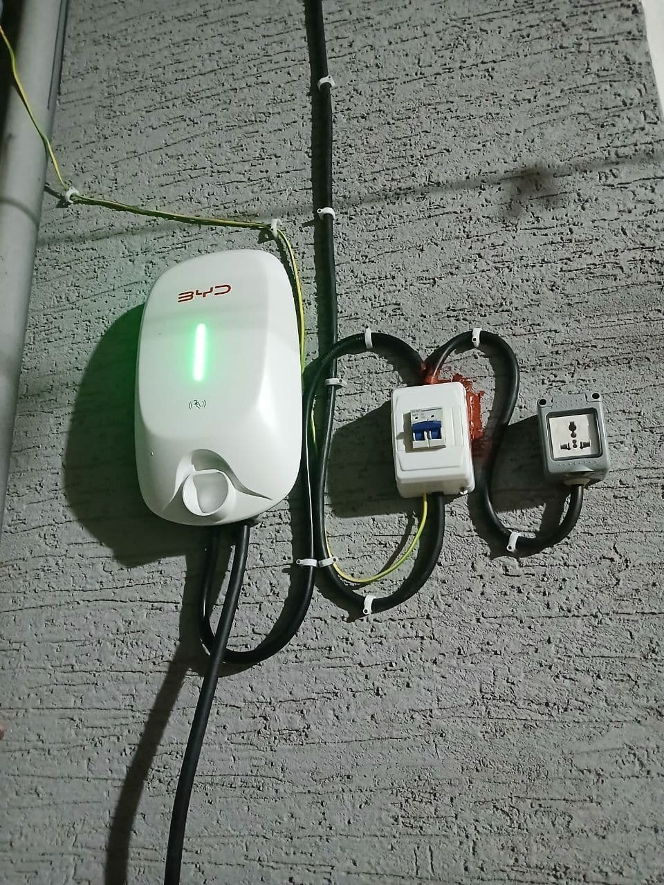 BYD wallbox commissioned - status light green