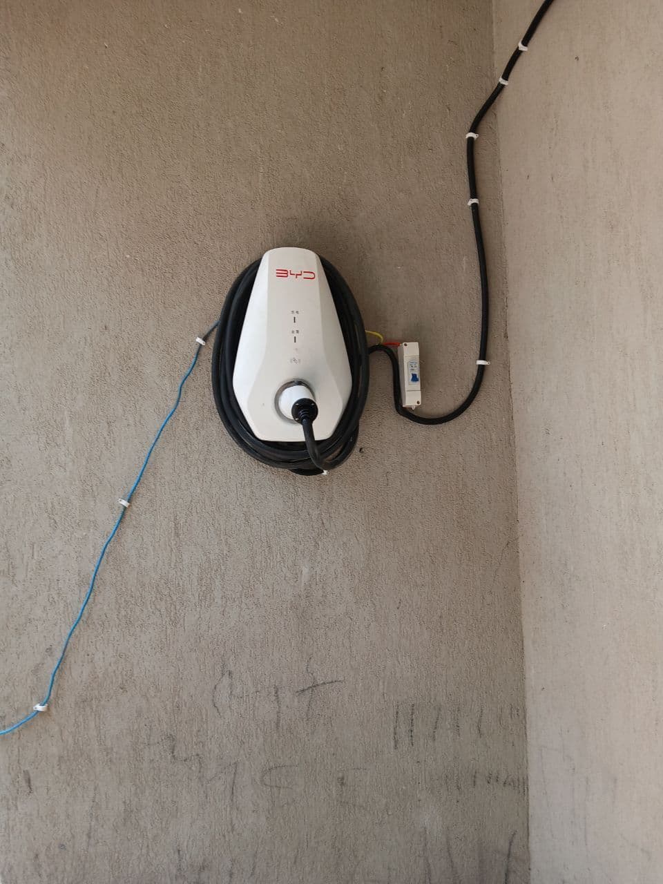 Corner-mounted wallbox - cable run dressed