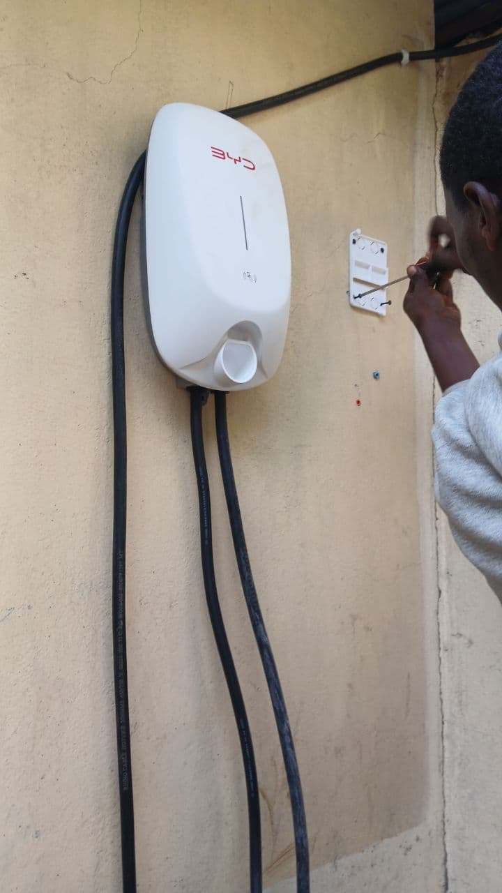 Cable dressing during wallbox fit-off