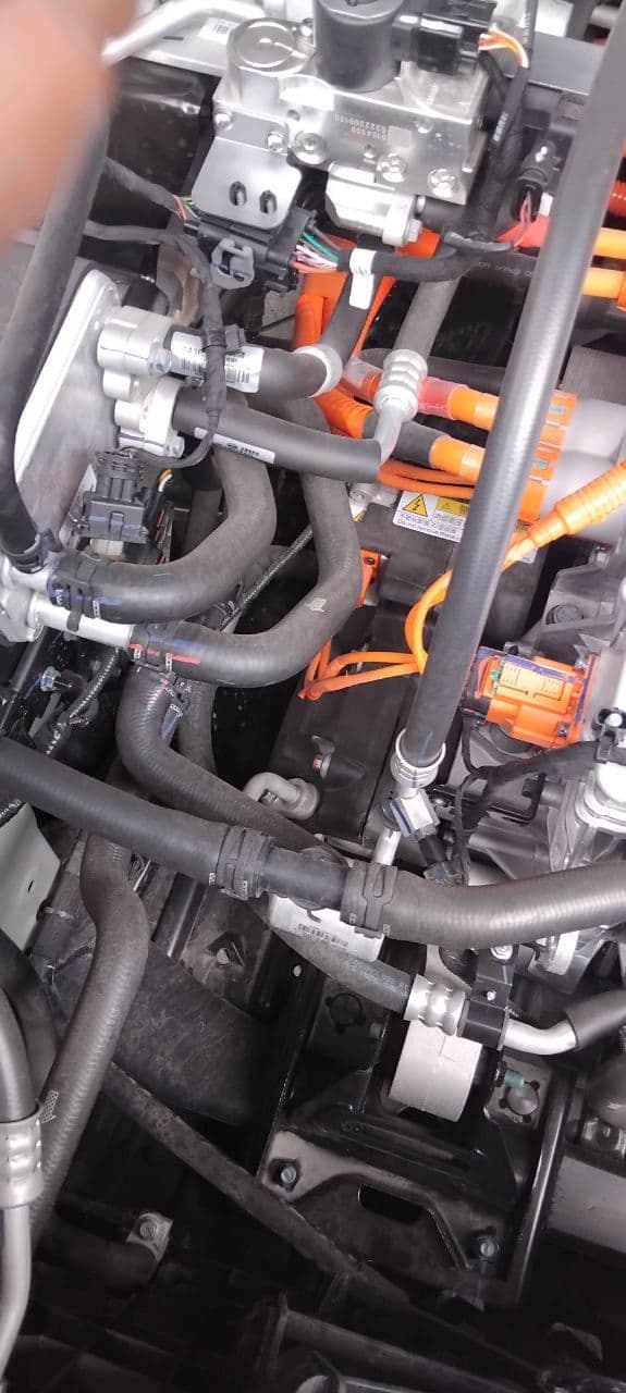 Orange HV cabling at the drive unit
