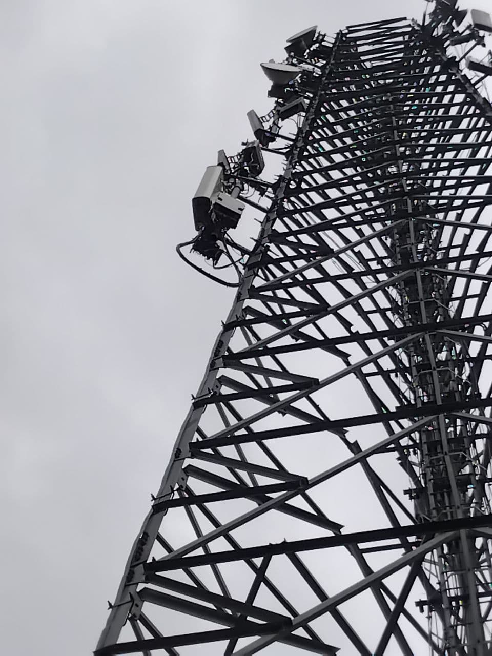 Antennas and radio units at the tower top